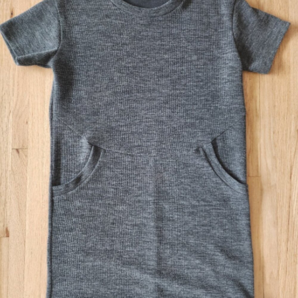 Everly Gray Short Sleeve Crew Neck Shift Dress with Pockets Sz. Small